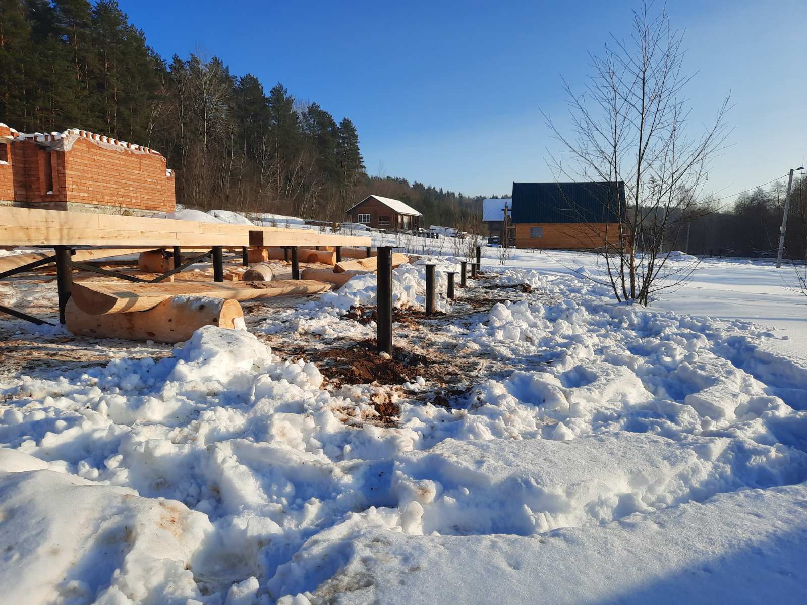 Зимнее строительство свайно-винтового фундамента с деревянным ростверком